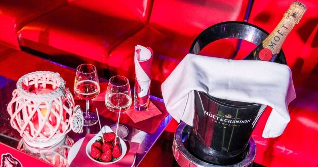 night club frutta bottiglia Moet drink